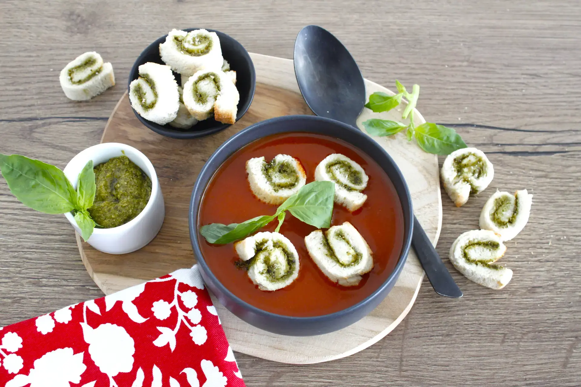 Visuel Velouté de tomate et roll's croustillants de pain de mie au pesto au air fryer