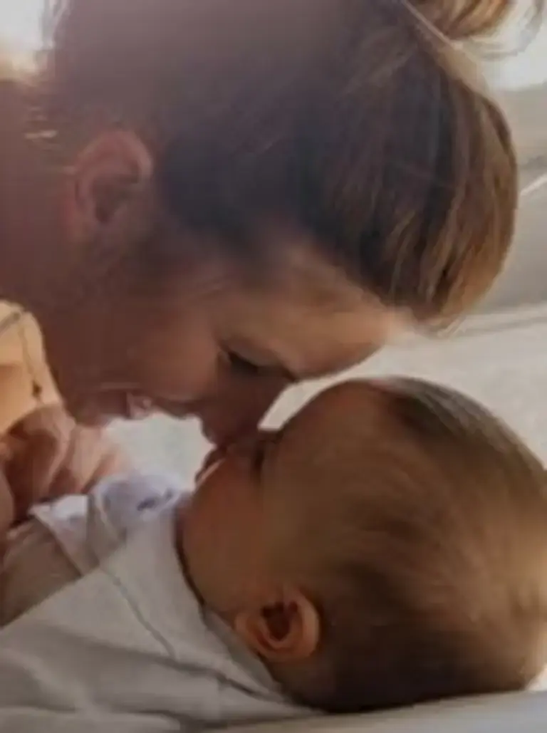 Une mère et son bébé partageant un moment tendre