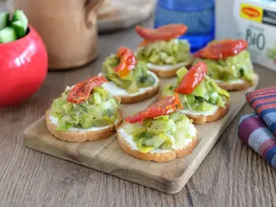 Toasts poireaux et tomates confites