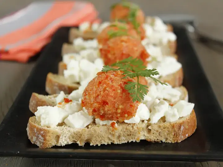 Tartines croustillantes mozzarella et granité de tomates surprise