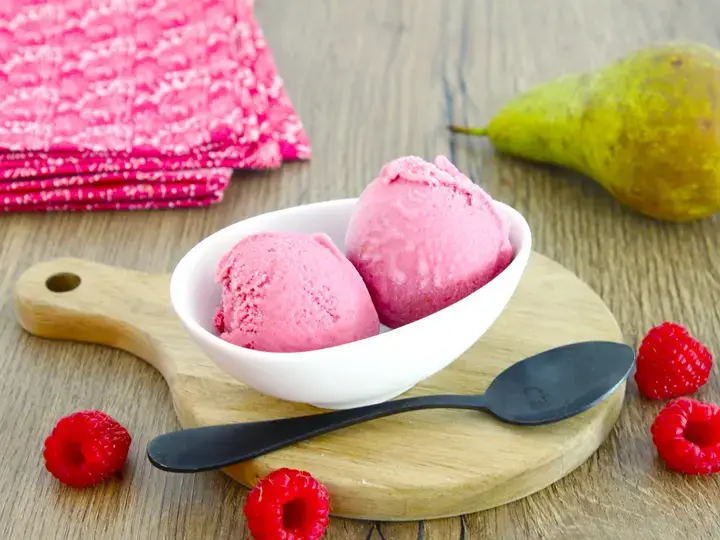 Glace poire framboises au lait concentré