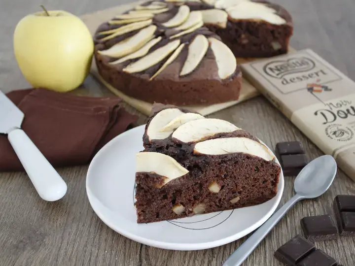 Gâteau aux pommes et chocolat noir doux