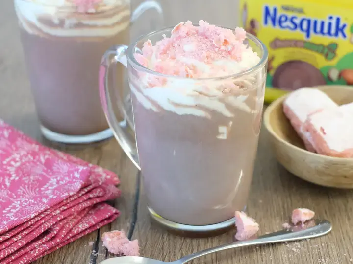 Nesquik choco nutty et chantilly aux biscuits roses