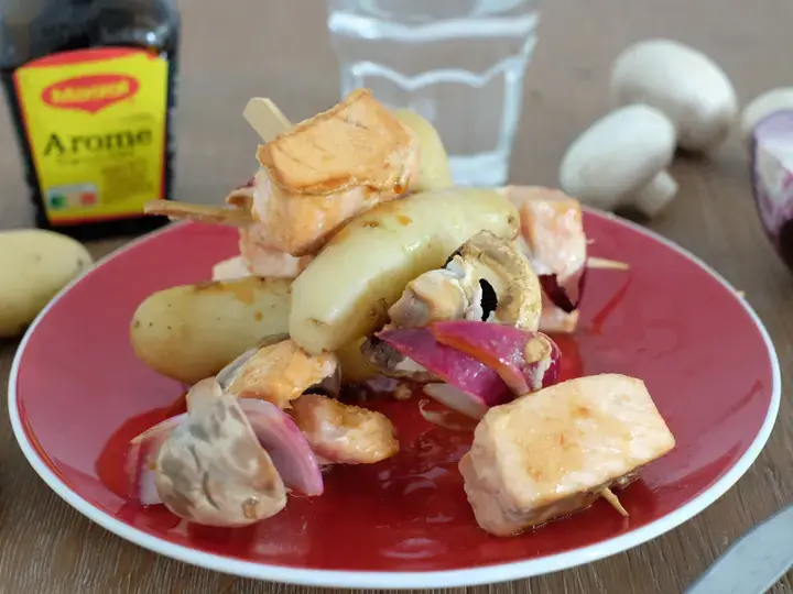 Brochettes de saumon pommes de terre rattes et champignons
