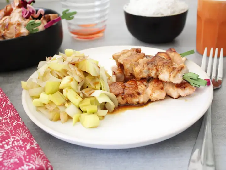 Caramelized salmon skewers with leeks