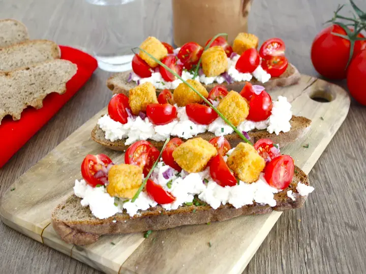 Tartine ricotta tomates et crousti tofu