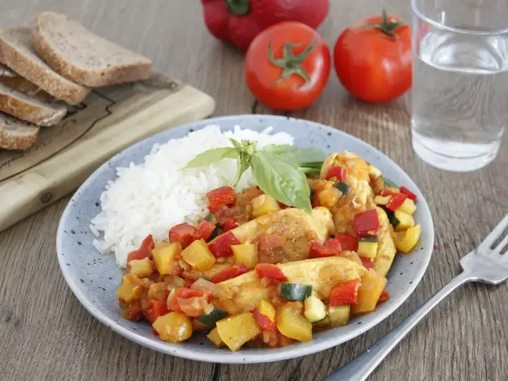 Aiguillettes de poulet aux légumes meditérannéens et riz