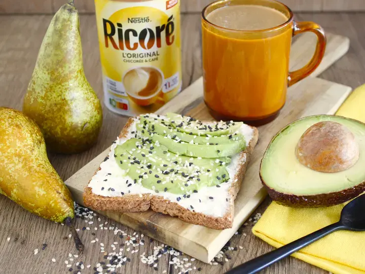 Avocado toast et smoothie poire Ricoré