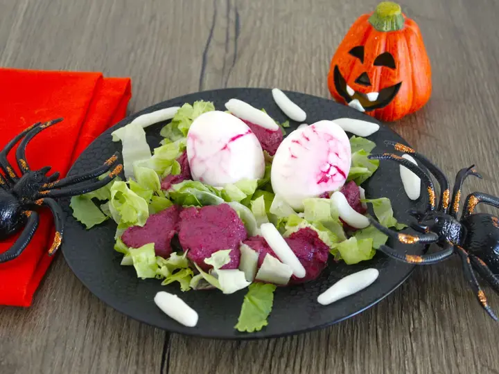 Salade effrayante d'oeufs monstreux et asticots