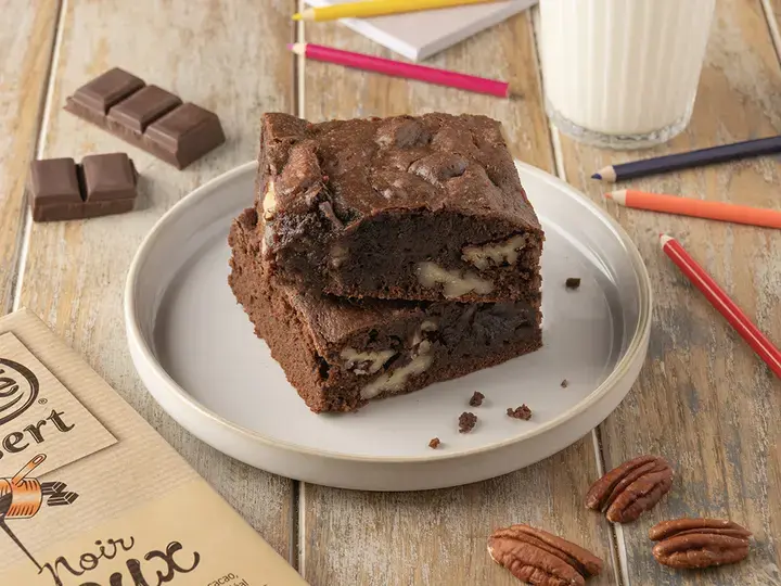 DESSERT Brownie Noir Doux Portrait Yoghurt Bowl Escale Gourmande 2026 Final Dish Image FR