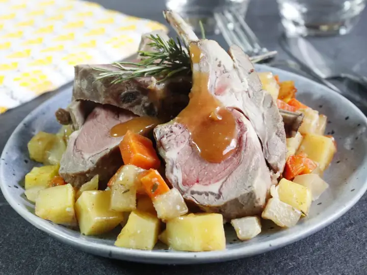 Carré d'agneau et petits légumes