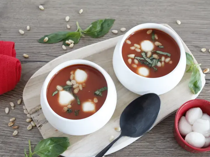 Velouté de tomates mozzarella basilic pignons