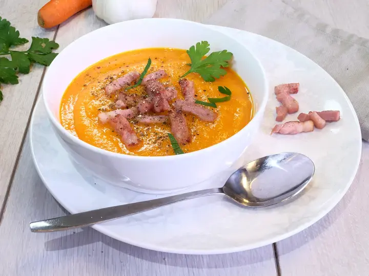 Soupe de carottes aux lardons