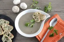 Velouté de champignons et croutons à l'ail et persil