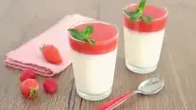 Panna cotta au lait concentré sucré et fruits rouges