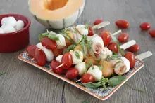 Brochettes melon, mozzarella, tomate basilic, blanc de dinde au miel et Arome