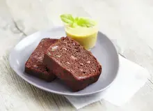 Cake chocolat avec coulis de pêches menthe et amandes grillées