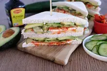 Club avocat, tomate confites concombre au chèvre frais