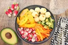 Buddha bowl balls de purée radis avocat oranges