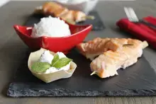 Brochettes de saumon et sauce ricotta menthe citron vert