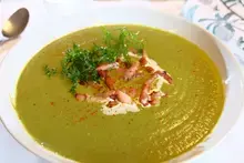Soupe aux épluchures de légumes et lardons