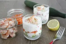Verrines concombre, radis, carottes au fromage blanc et crevettes