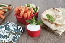 Petits naans Kub or fromage blanc à la menthe, légumes croquants