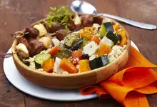 Couscous de brochettes d'agneau, merguez et de poulet