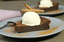 Gâteau au chocolat aux épices et glace vanille