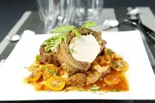 Filet mignon de porc en coque de pain d'épices et girolles