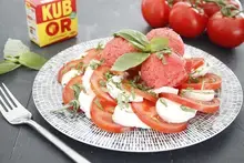 Salade tomate mozzarella et granité fraises tomate basilic