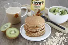 Pancakes avoine Ricoré, kiwis et boisson Ricoré