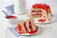 Charlotte au lait concentré sucré et fraises