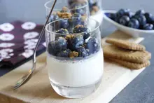 Panna cotta au chocolat blanc et myrtilles