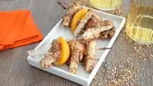 Brochettes de fruits jaunes au pain perdu praliné
