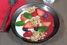Smoothie Bowl granola aux fruits rouges et fromage blanc