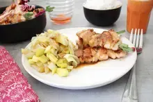 Brochettes de saumon caramélisées et fondue de poireaux