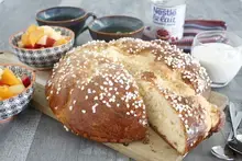 Brioche moelleuse au lait concentré sucré et salade de fruits