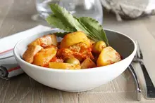 Sauté de porc tomaté aux pommes de terre et olives