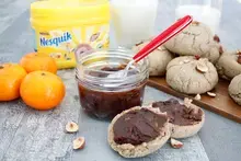 Pâte à tartiner NESQUIK et petits pains complets aux noisettes