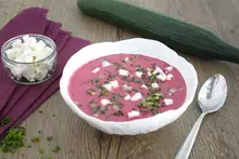 Soupe de betterave au skyr et légumes croquants