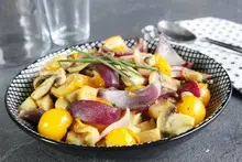 Poelée de pommes de terre, champignons et tomates