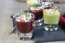 Petites crèmes betterave et petits pois à l'oeuf mimosa