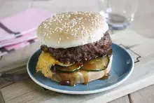 Burger cheddar courgettes