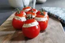 Tomates cocktail, ricotta pignons et olives