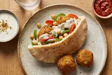 Kebab végan aux falafels, houmous et petits légumes
