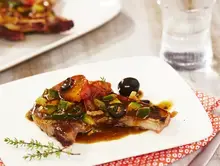 Côtes de porc aux olives, tomates aux petits lardons