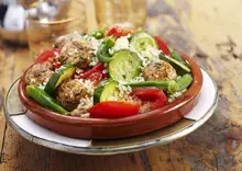 Couscous de boulettes de veau aux pruneaux et gombos