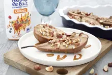 Poires au four, sauce caramel au lait concentré et noisettes grillées