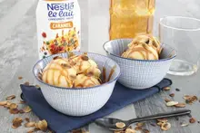 Glace vanille maison et sauce caramel, amandes grillées
